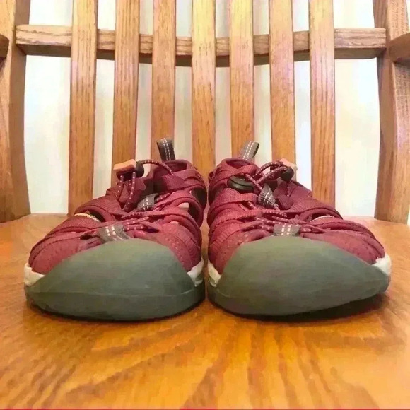 Keen Women’s Sandals, Maroon/Grey, Size 6 - Picture 4 of 10